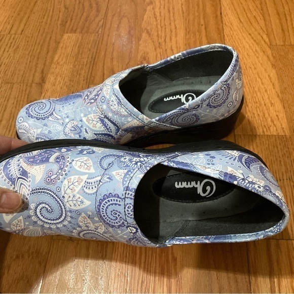 6.5 OHMM clogs. Great for nurses or someone who works in a kitchen or restaurant - Picture 2 of 10